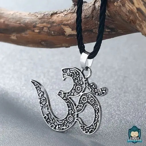 Pendentif-Signe-Om-argente-avec-chaine-en-cordon-tresse-noir-taille-suspendu-1-a-4-cm-La-Maison-de-Bouddha