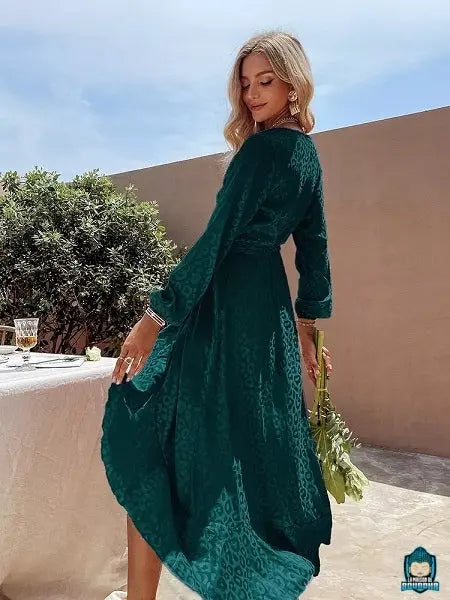 Robe-portefeuille-ete-fluide-vert-emeraude-vue-de-dos-polyester-col-V-fendue-devant-manches-longues