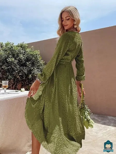Robe-portefeuille-fluide-ete-verte-vue-de-dos-matiere-polyester-fendue-devant-longues-manches-col-V