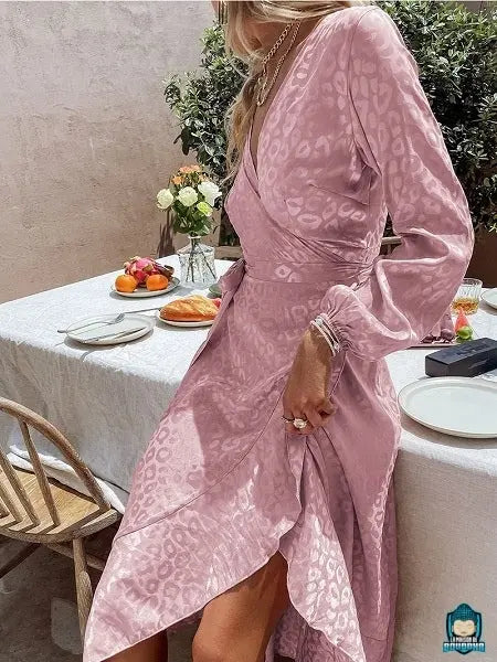 Robe-portefeuille-longue-d-ete-fluide-rose-pale-fente-devant-volants-polyester-La-Maison-de-Bouddha