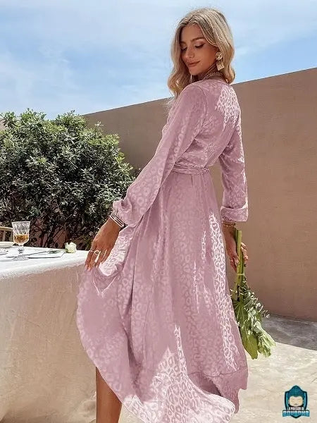 Robe-portefeuille-longue-d-ete-fluide-rose-pale-polyester-vue-de-dos-manches-longues-La-Maison-de-Bouddha