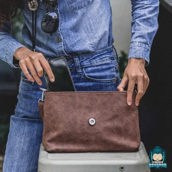 Sac-bandouliere-ethnique-Cuir-Tanne-Marron-fermeture-a-rabat-et-glissiere-bouton-aimante