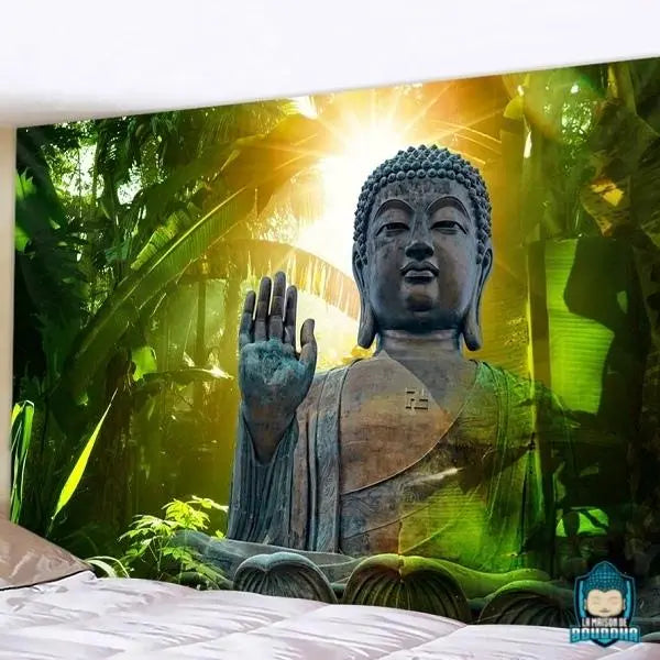 Tapisserie-Murale-Bouddha-Abhaya-Mudra-decor-foret-tropicale-soleil-tenture-en-polyester-La-Maison-de-Bouddha
