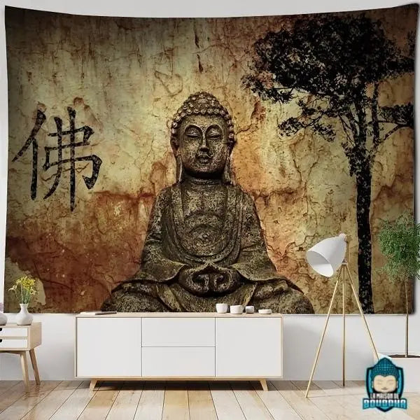 Tenture-Murale-Bouddha-Symbole-Bouddha-Assis-et-arbre-en-polyester-couleur-ocre-La-Maison-de-Bouddha