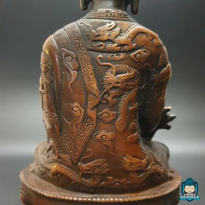 statue-bouddha-medecine-assis-sur-une-fleur-de-lotus-drape-kesa-dragon-gravee-zoom-La-Maison-de-bouddha