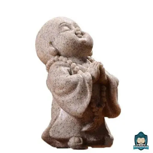 statuette-moine-bouddhiste-tibetain-couleur-pierre-de-gres-en-meditation-de-profil.-La-Maison-de-Bouddha